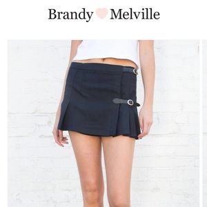 Brandy Melville Sof low waisted buckle skirt